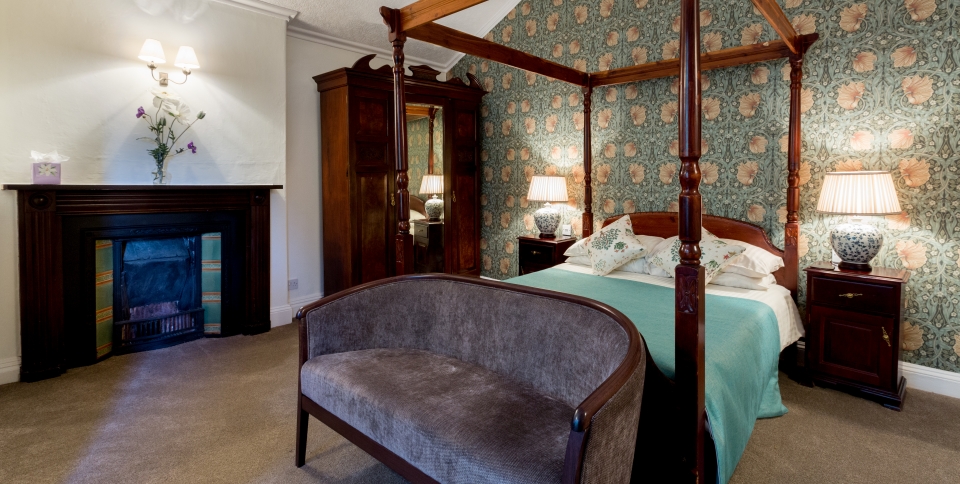 4-poster bed, very romantic!